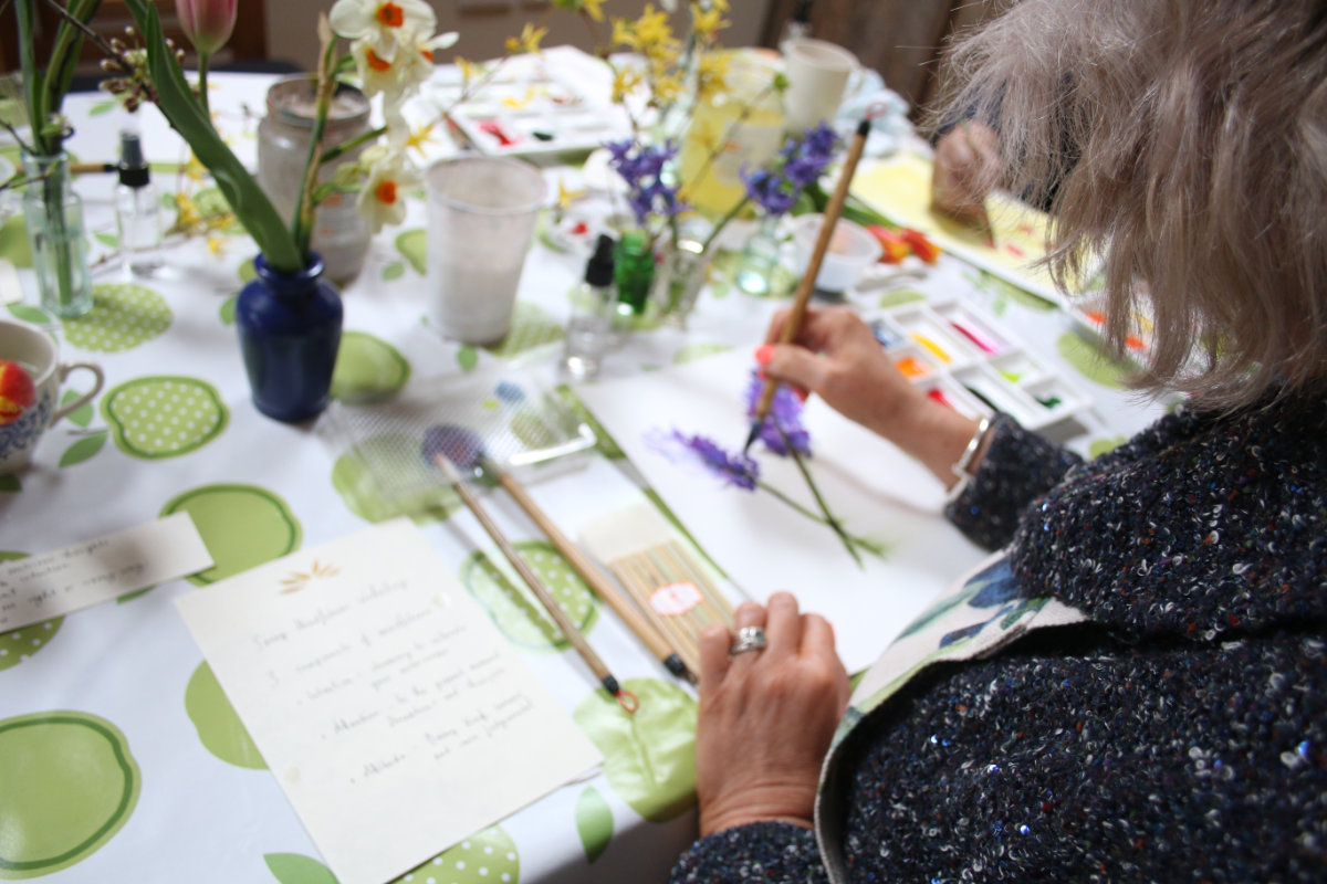 People%20painting%20in%20art%20workshop%20with%20Georgia%20Peskett_05