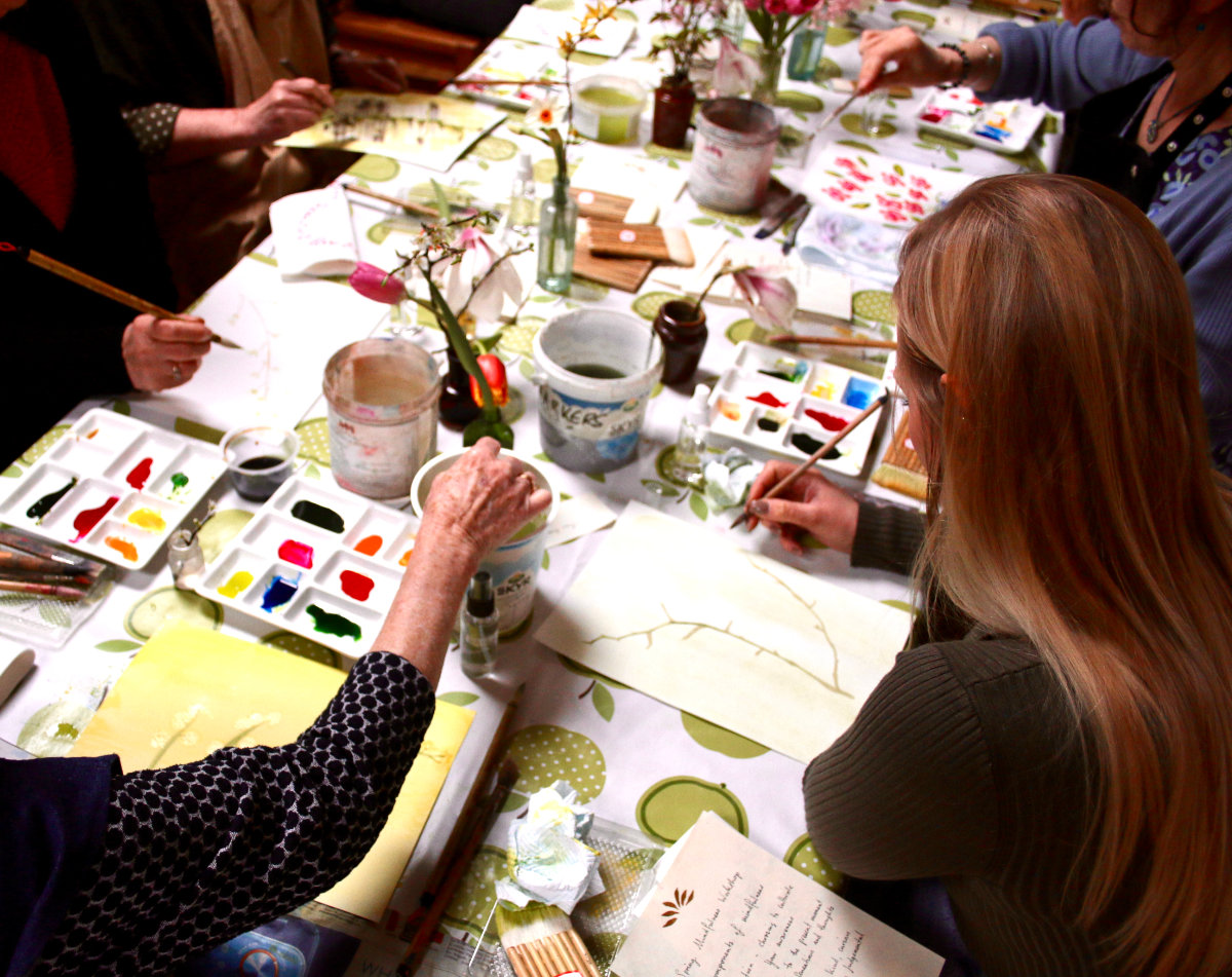 People%20painting%20in%20art%20workshop%20with%20Georgia%20Peskett_06